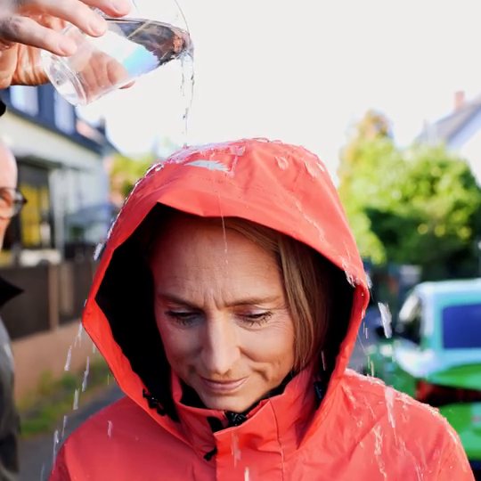 La coque seule sous la pluie